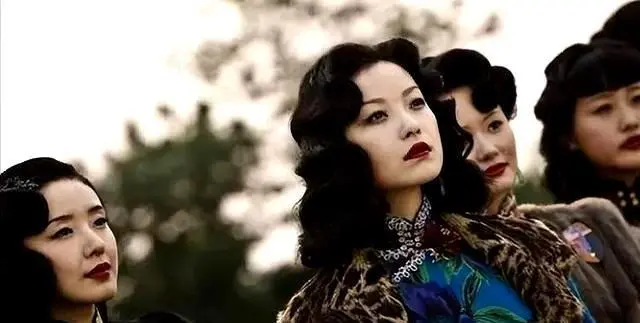 她是倪妮眼中钉！曾被张艺谋力捧，后嫁富豪卷款61亿逃跑国外