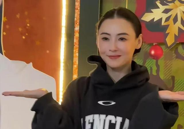 44岁张柏芝直播曝光！梳大光明贴头皮，轻奢穿出贵气