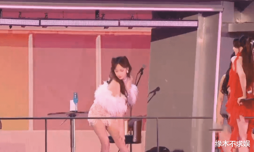 2025跨年晚会：湖南卫视假唱如故，江苏卫视真唱难听，央视真大气