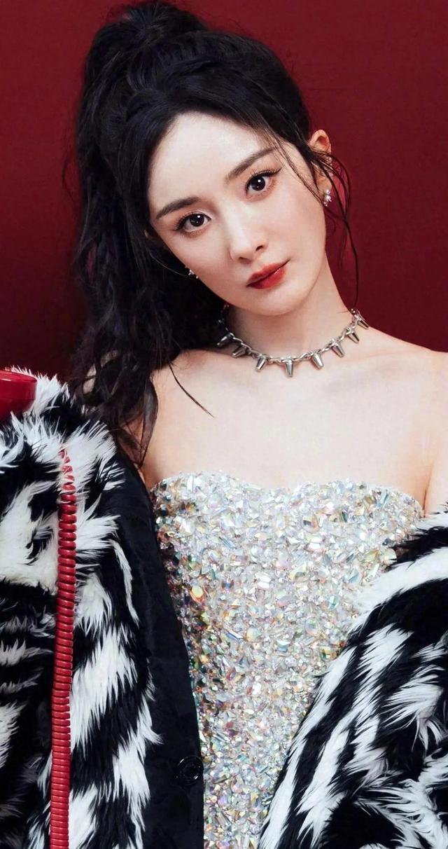 杨幂即兴“摇太阳”热舞引争议，网友直言尬舞淋漓尽致！