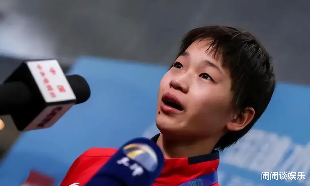 17岁全红婵回母校穿洞洞鞋、坐姿随意跷二郎腿,网友观点两极分化