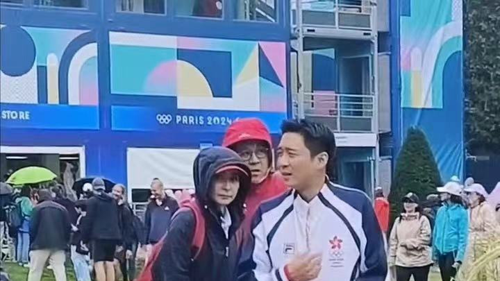 网友偶遇霍启刚郭晶晶，霍启刚还给他们拍照，霍震霆霍启山也在