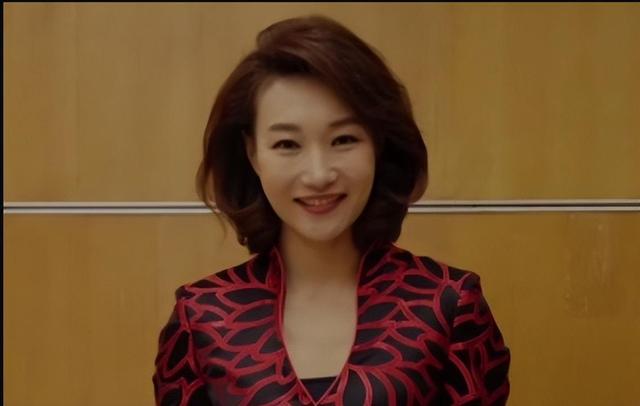 深扒之下，终于知道央视主持人李梓萌为何46岁还不结婚了!