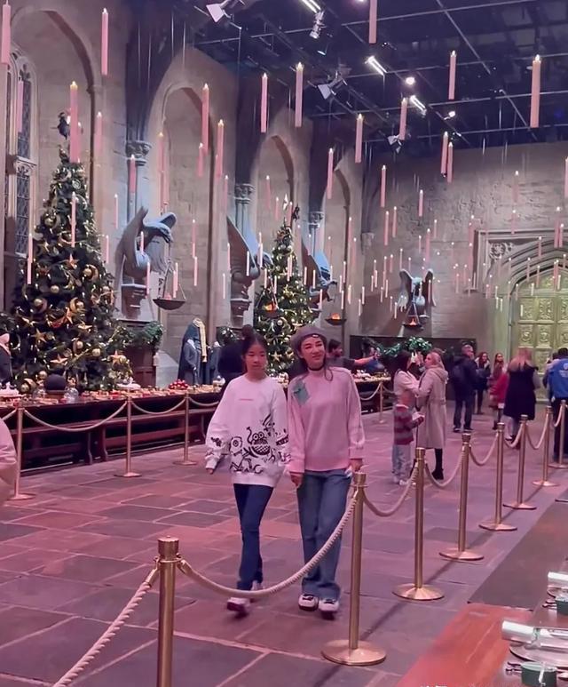 黄奕现身英国陪女儿，一见面黄芊玲鼻子就酸了！妈妈又搂又亲安慰