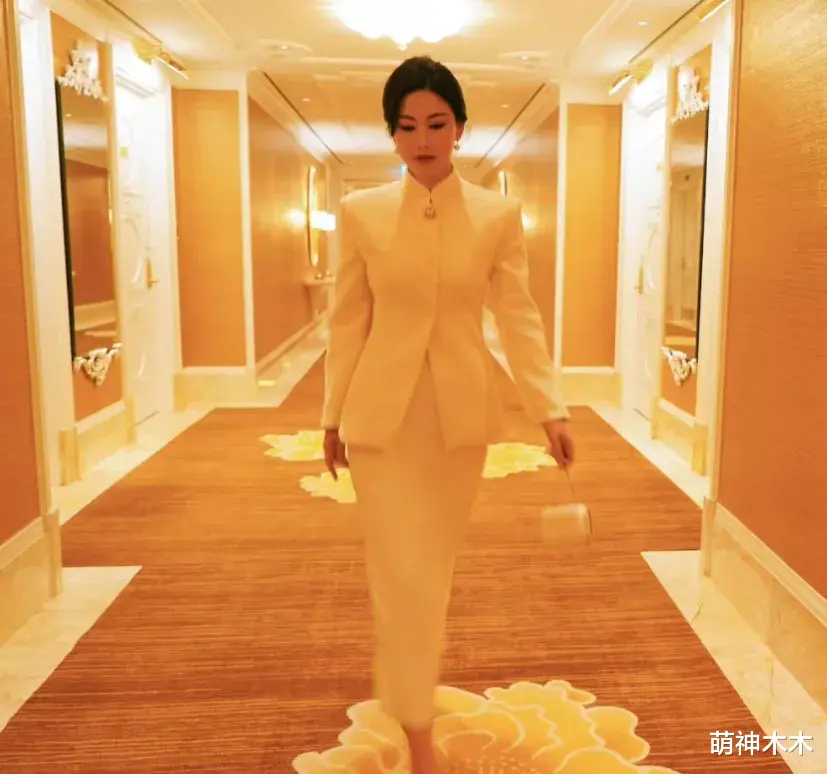 40岁女星朱珠给大佬敬酒,打扮得体举止优雅,一个细节显出家教