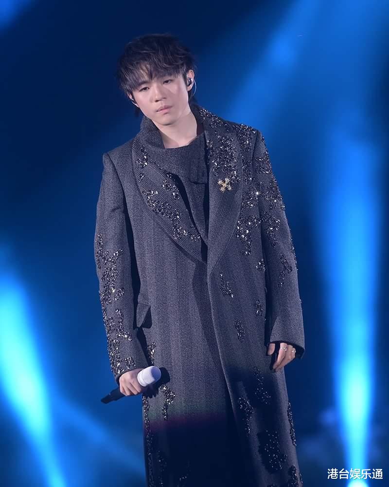 香港顶流演唱会出事?港媒:粉丝遭强光手电照射,右眼失去视力