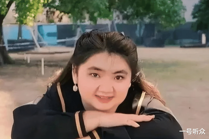 68岁胡慧中发福认不出!为女儿“露面”,一家三口合体引发热议