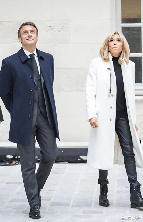 马克龙有多爱大24岁布丽吉特?在游艇上摸着她的脚踝,深情注视她