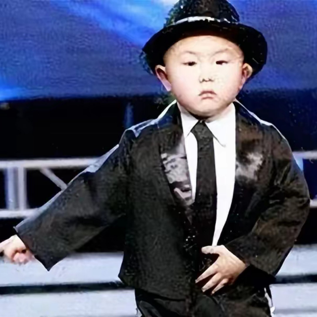 张峻豪|5岁上春晚走红，年入百万开始厌学，如今13岁的张峻豪却过成这样