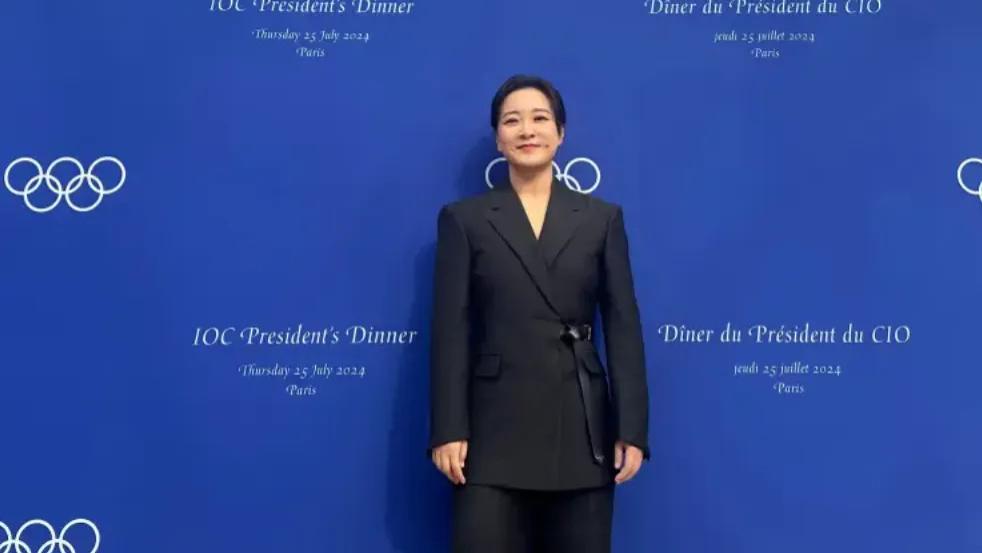 42岁贾玲出席巴黎奥委会晚宴，穿3万5西装霸气侧漏，富贵险中求！