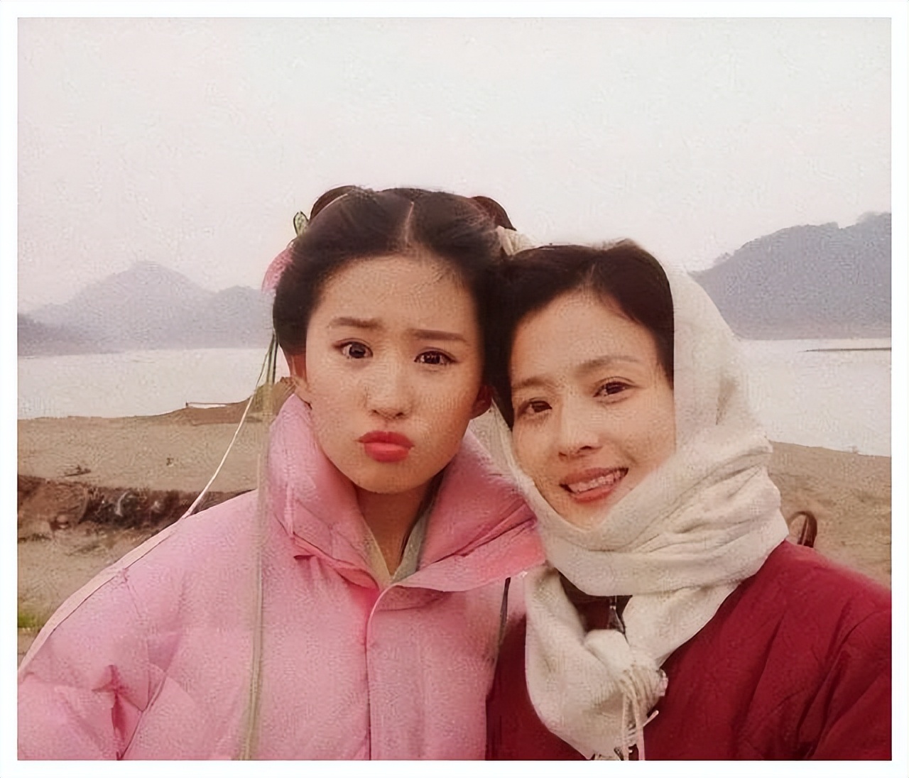 刘亦菲陪妈妈回哈尔滨探亲,穿貂雪地里合影,65岁刘晓莉比女儿美