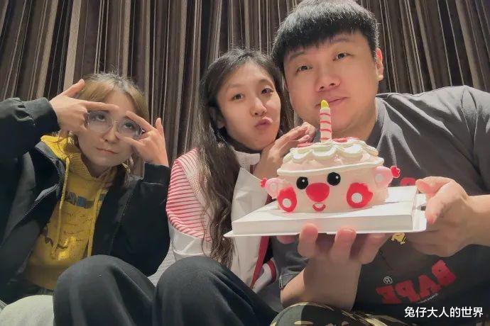 德云社霄字科大师哥发文,与女友一起过生日,网友开始在线催婚