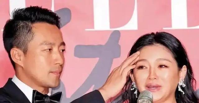 离了大谱! 大S和老公具俊晔参加婚宴，身上穿的长裙还是汪小菲买的