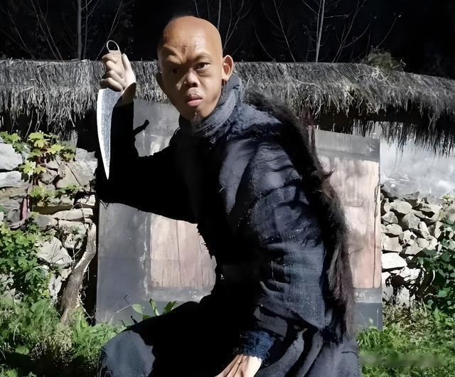 癞蛤蟆吃到天鹅肉，他是“妖魔专业户”，长相怪异却能抱得美人归