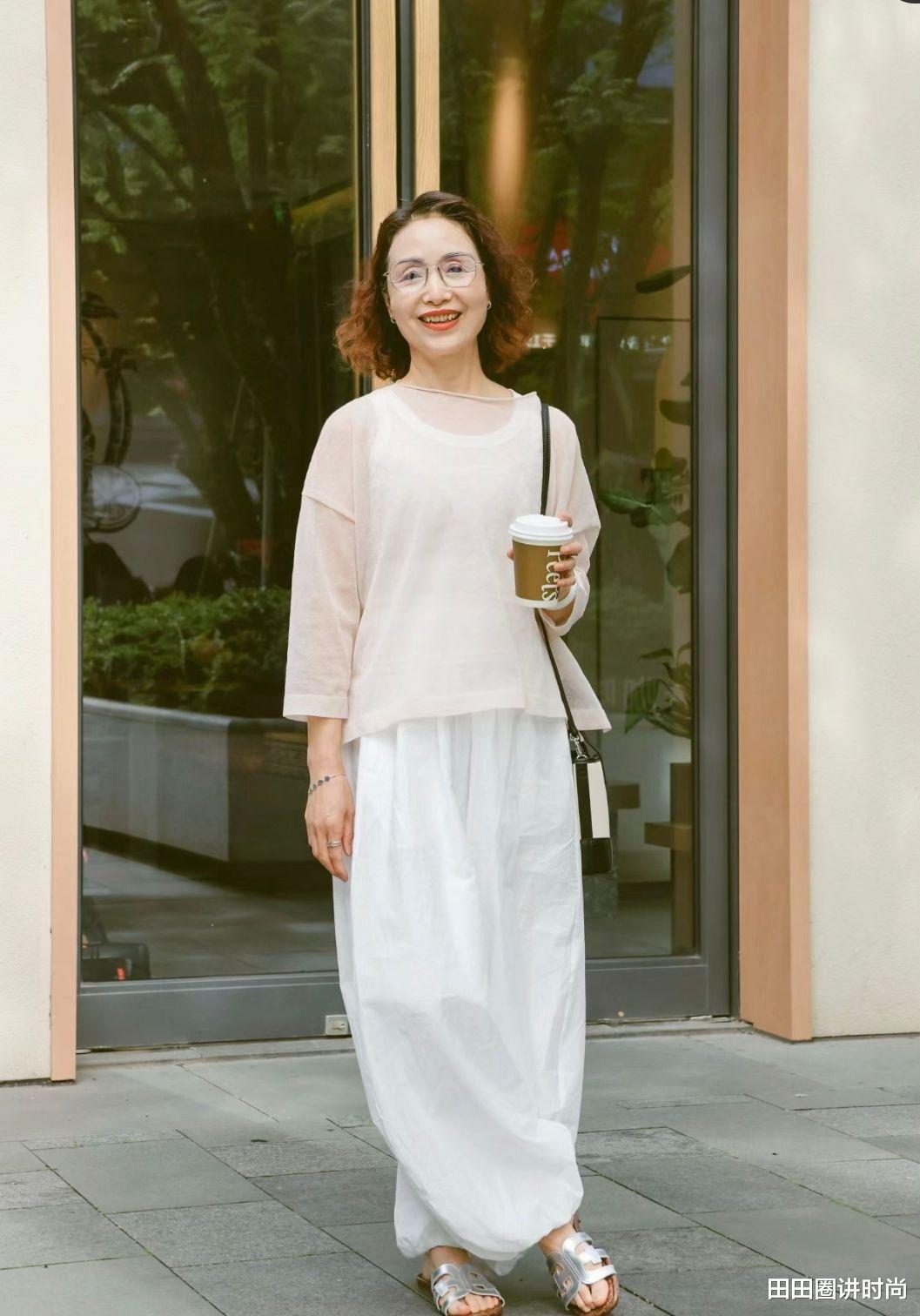 这是我见过最会穿的大妈：62岁发不过肩，搭配简约，谁见都夸洋气