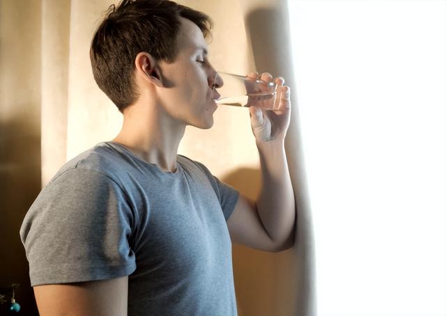 65岁老汉半夜心梗离世，医生提醒：夜间再口渴，也不要喝这3种水