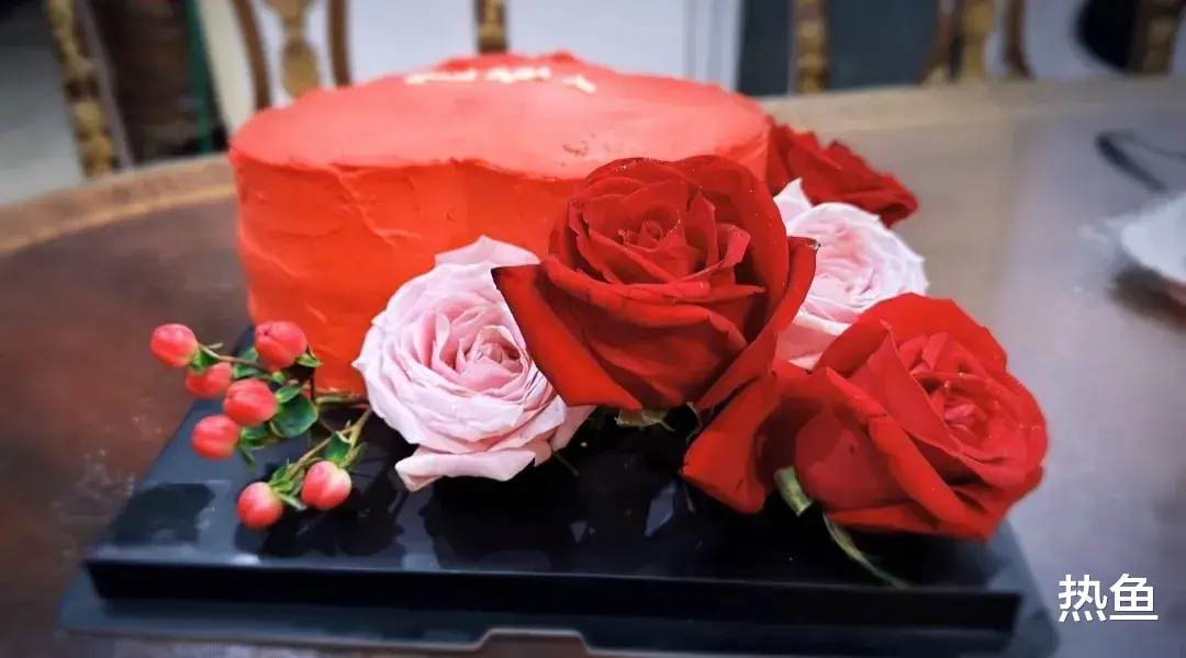 王晓晨晒99朵玫瑰花束，捧爱心蛋糕秀恩爱，疑似男友俞灏明所送