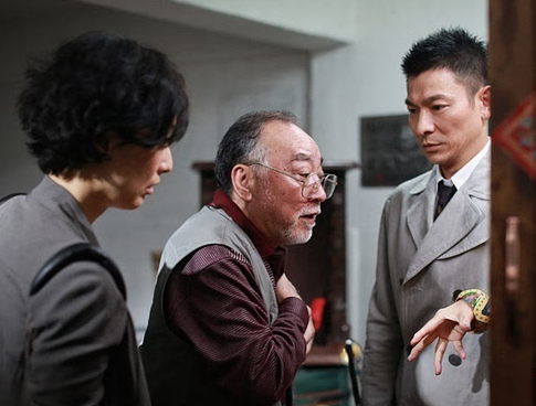 82岁卢海鹏生活艰难，右眼失明腿有伤，子女不在身边多得友人相伴