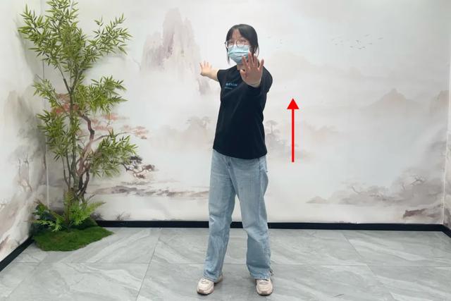 一个动作练全身,每天只需几分钟,强筋骨、通三焦、改善老便秘!