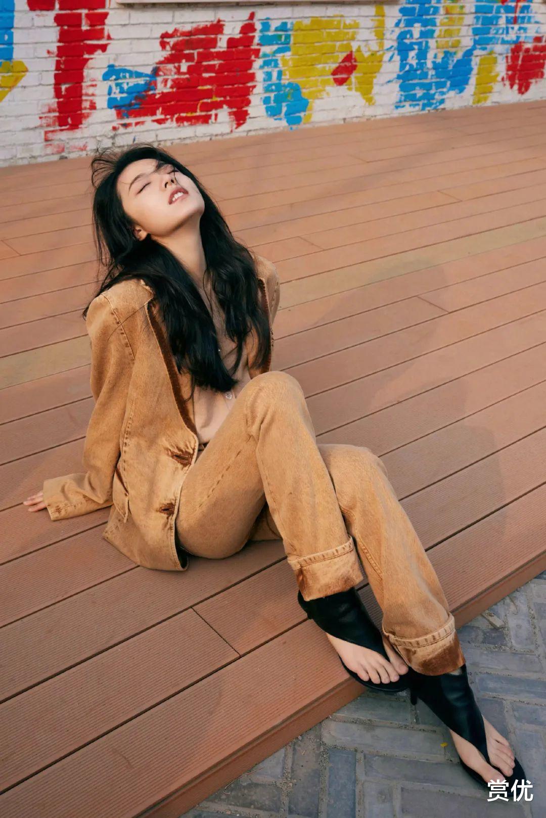 赵今麦恬淡柔美 白皙脚丫