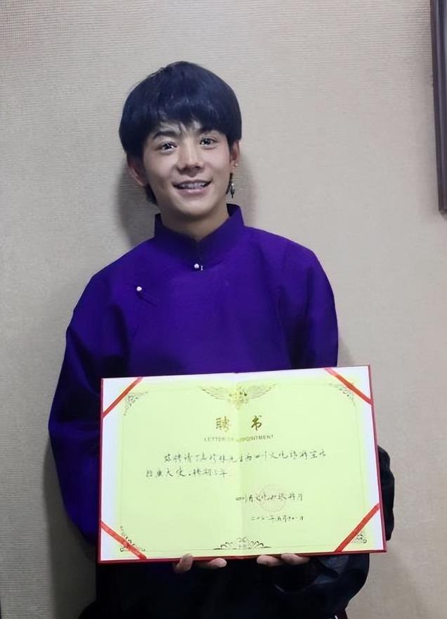 4年前一夜爆火的丁真, 不进娱乐圈转投入家乡, 如今他后悔吗