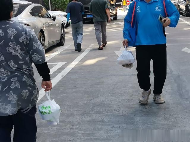外卖小哥：午高峰的预订单，真的好鸡肋