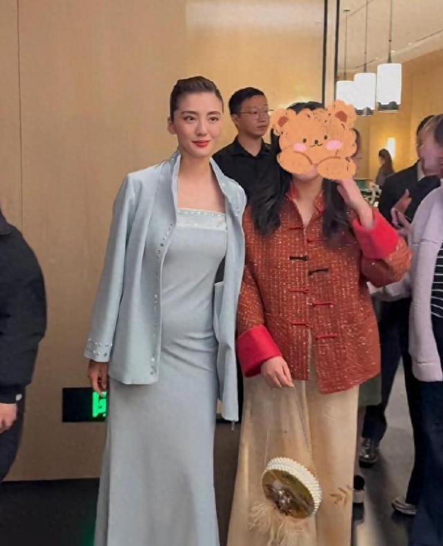 女星吴千语出席宴会,气质优雅贵气十足,小腹隆起疑似怀孕引关注
