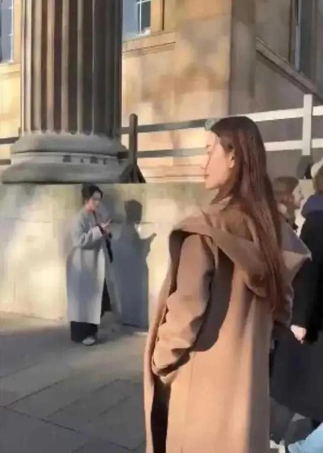 王宝强与冯清伦敦街头甜蜜暴击,女友1米78身材好,两人站一块好萌