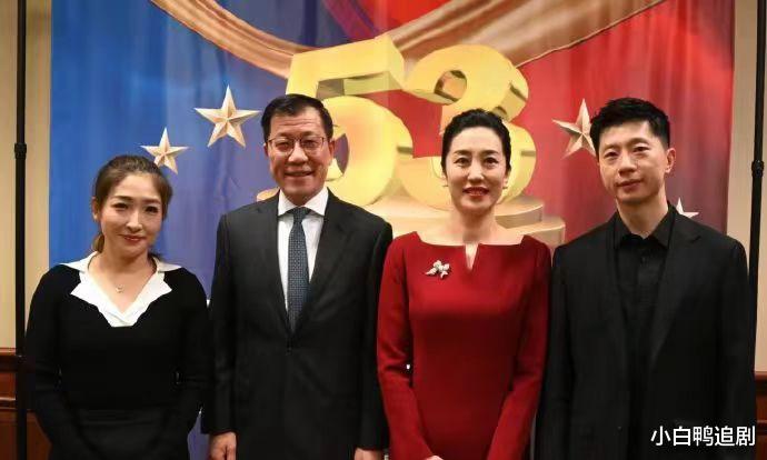 马龙老婆夏露晒家庭照！疑第三胎女儿曝光，婆婆开心手抱婴儿出镜