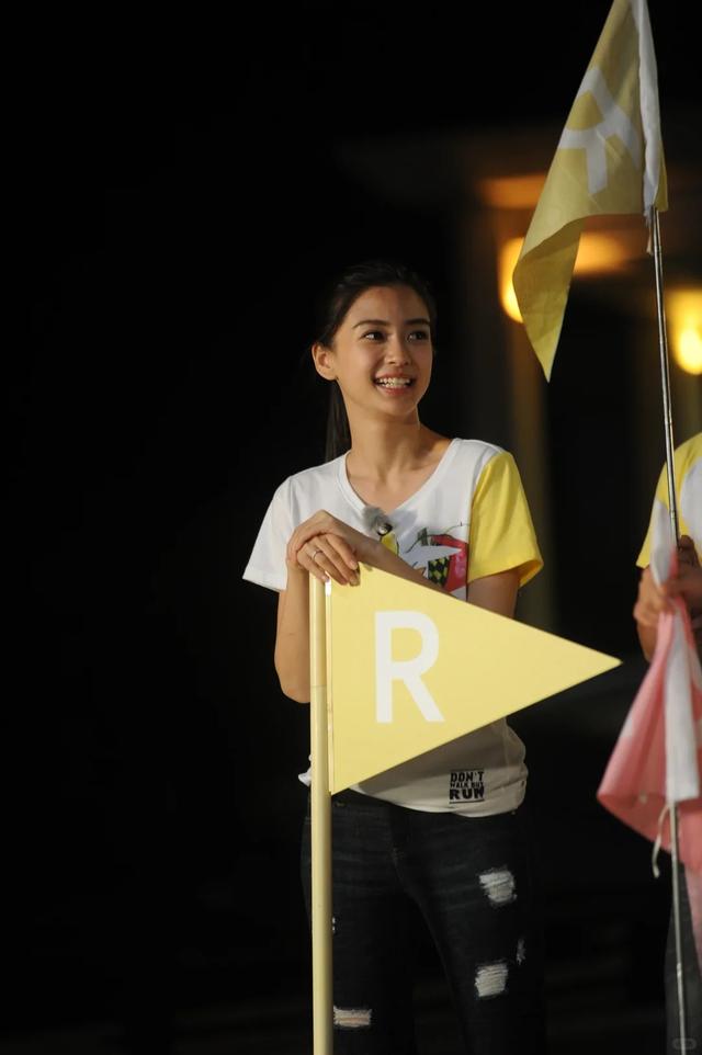 杨颖淡妆素雅的时候，惊为天人！扎个马尾搭普通T恤都能迷死人