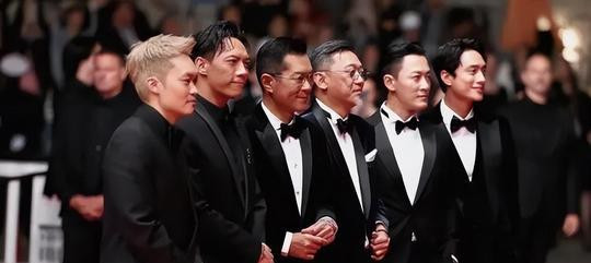 《九龙城寨》赢麻了，戛纳放映后全场起立掌声维持10分钟，太牛了