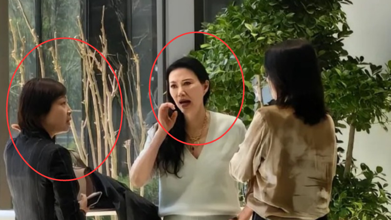 雷军妻子张彤陪邓文迪看SU7！一头短发非常干练，手机品牌成焦点