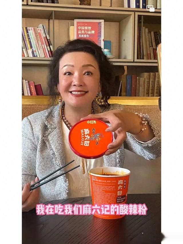 张兰笑死！大S又来送流量！穿前夫买的衣服，牵光头的手