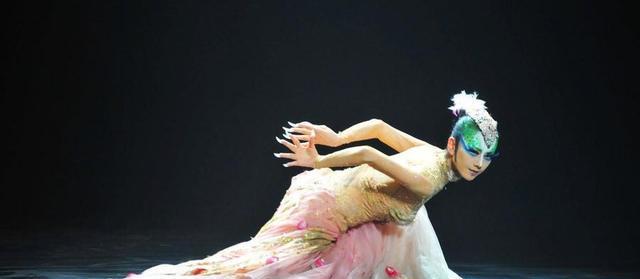 杨丽萍“御用”男舞伴跳楼自杀，知情人透露从39楼跳的很决绝!