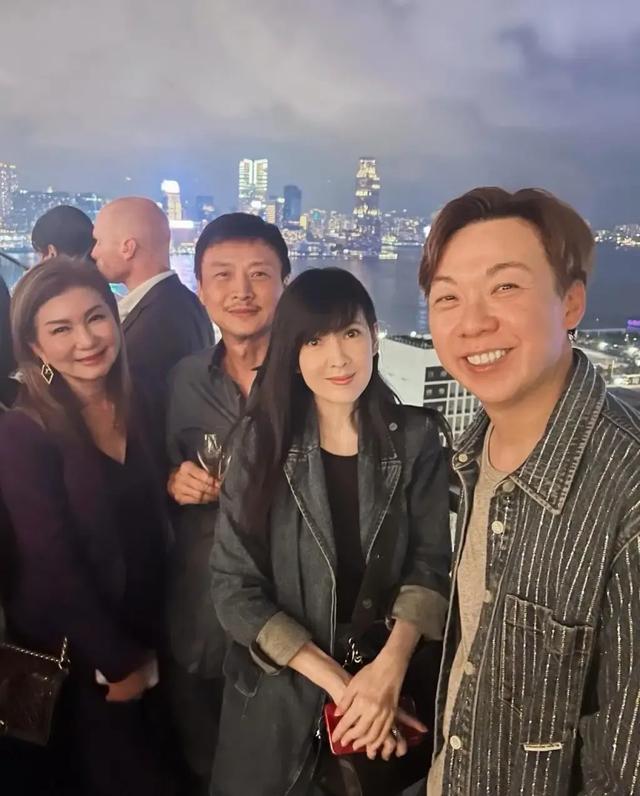 周慧敏与老公倪震合照流出！粉碎离婚传言，夫妻依偎灿笑感情好
