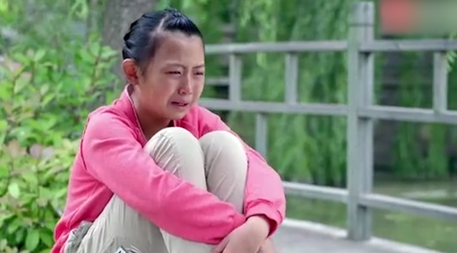 临近婚期未婚夫突然悔婚,父亲上台说出原因后,女孩崩溃大哭