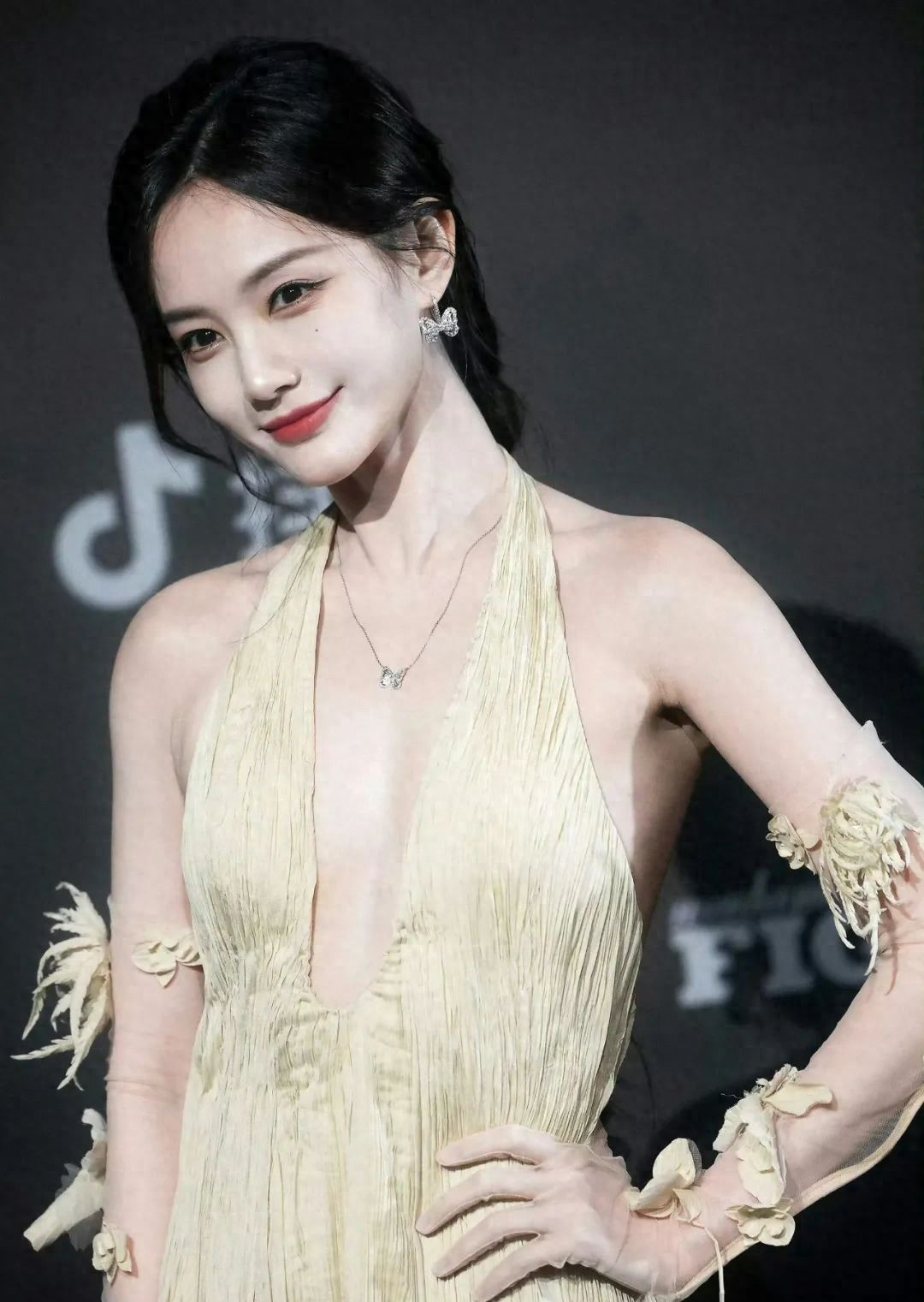 34岁李一桐五官精致，笑容甜美，拥有一双会笑的月牙眼