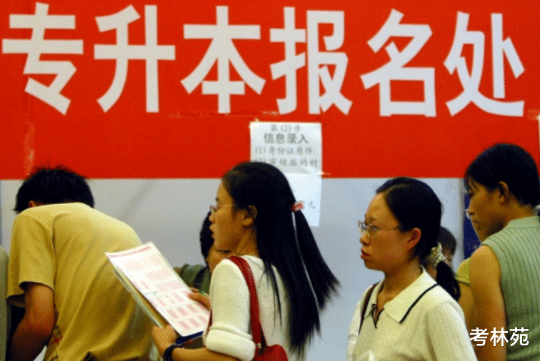 太欺负人了！“专升本”求职者询问面试结果，被HR讥讽：废物