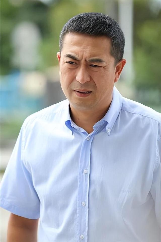 国民老公张嘉译人设一夜崩塌！王海燕深夜发文：一纸协议，不再见