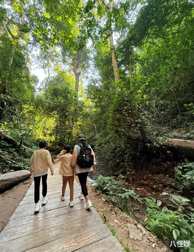 靳东妻儿度假，李佳与儿子挽手并肩而行，俩儿子身高疯长长腿抢镜
