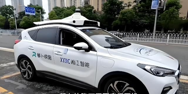 红衣少年质问李彦宏，获全网1000多万点赞，却被百度“关小黑屋”