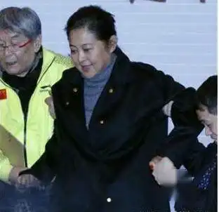 倪萍自曝家中突遭意外，不慎摔落腿部骨折，如今和蔡明现身内蒙