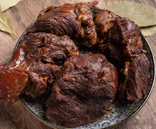 卤牛肉嚼不烂,不是卤的时间不够,放入这5种料,牛肉软嫩好吃