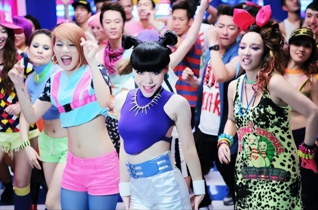 过气女明星窘况：街边卖唱，卑微求工作！都是自己作的！