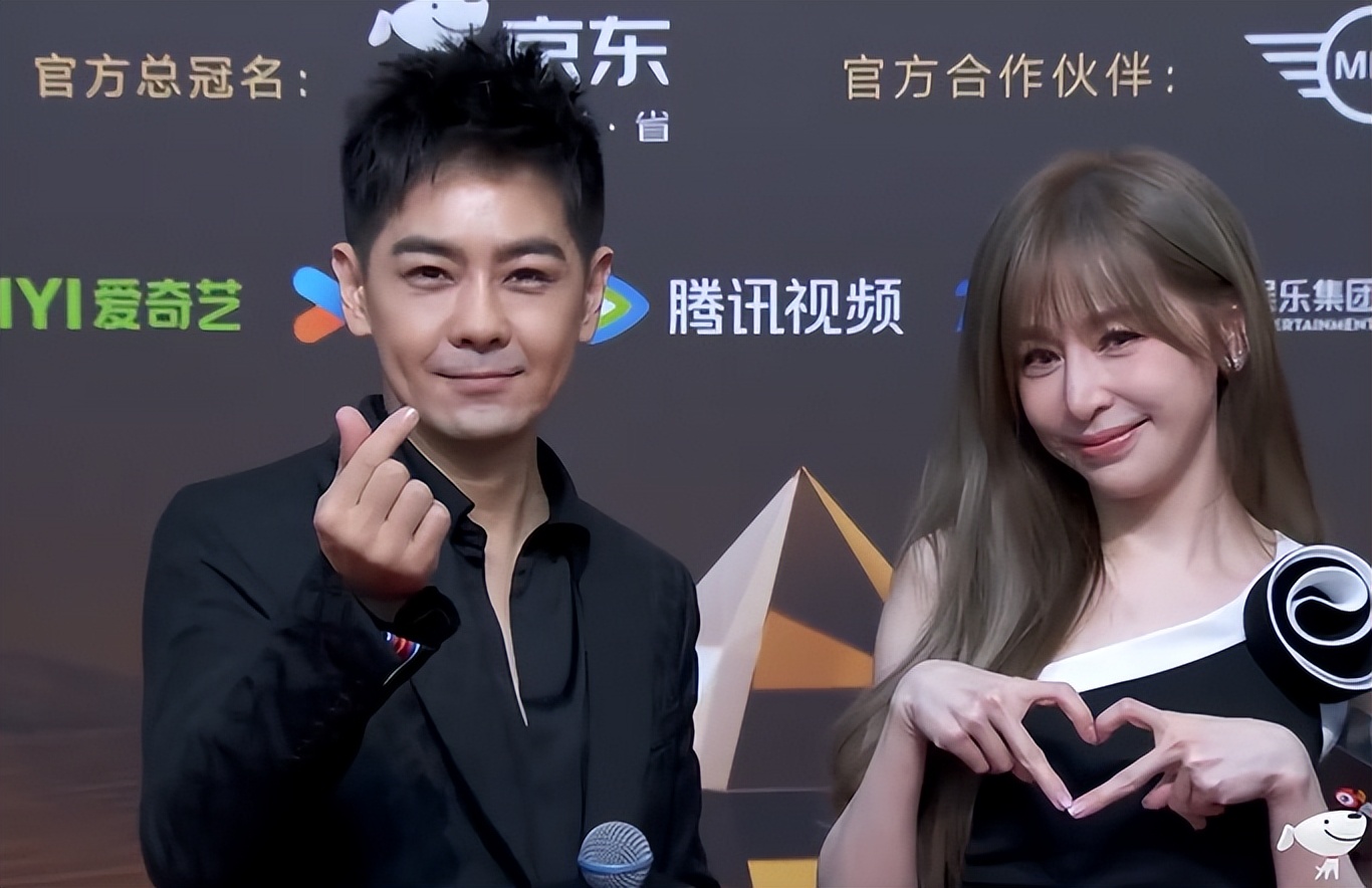 微博盛典，王心凌变样，周慧敏如美神降临，我却被李宇春大腿惊艳了