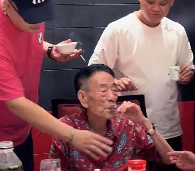 大口吃肉大碗喝酒、爱抽华子，93岁的杨少华，在享福路上一去不返