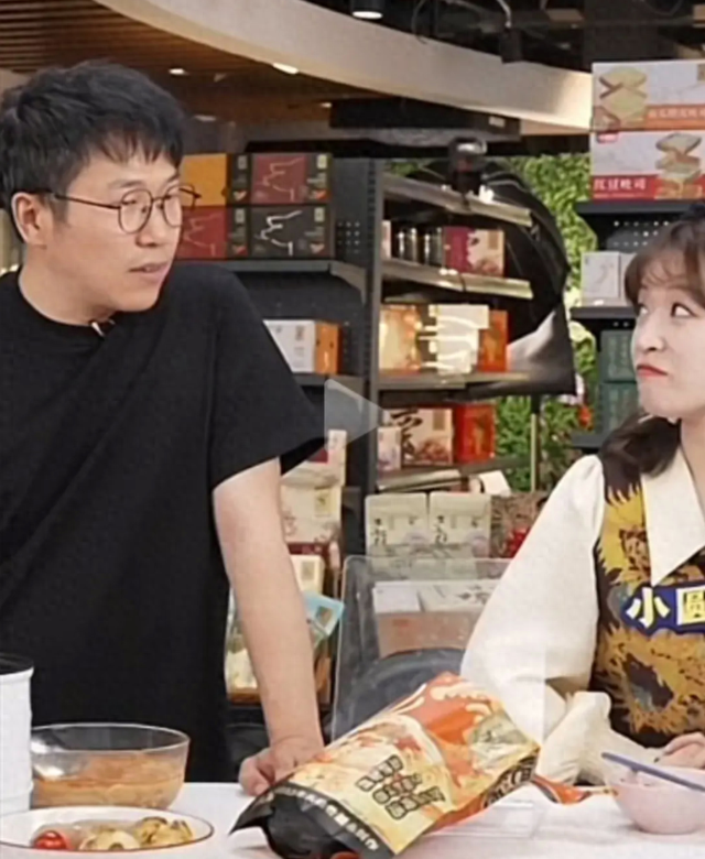 东方甄选女主播刚陷出轨门，董宇辉就被8亿推上热搜，又被牵连？