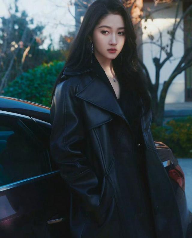 关晓彤不适合从艺 适合从政 她穿正装比任何红毯造型都好看 一身正气