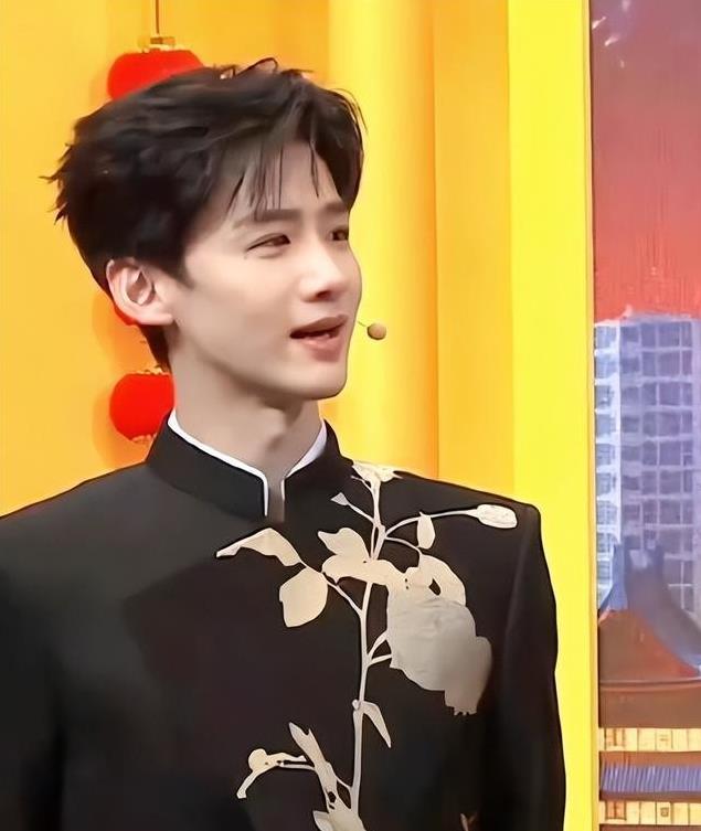 2025蛇年春晚官宣:岳云鹏遭抵制,流量明星成香饽饽,刀郎压力大