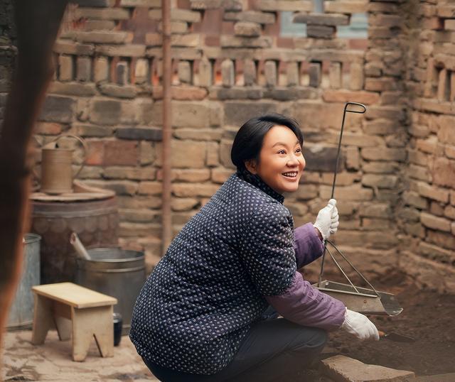 油头粉面就别演穷人！看蒋欣、闫妮的表现，才知道真穷人是什么样